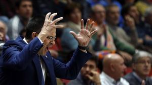 Pedro Martínez se lamenta en un partido con el Valencia Basket.