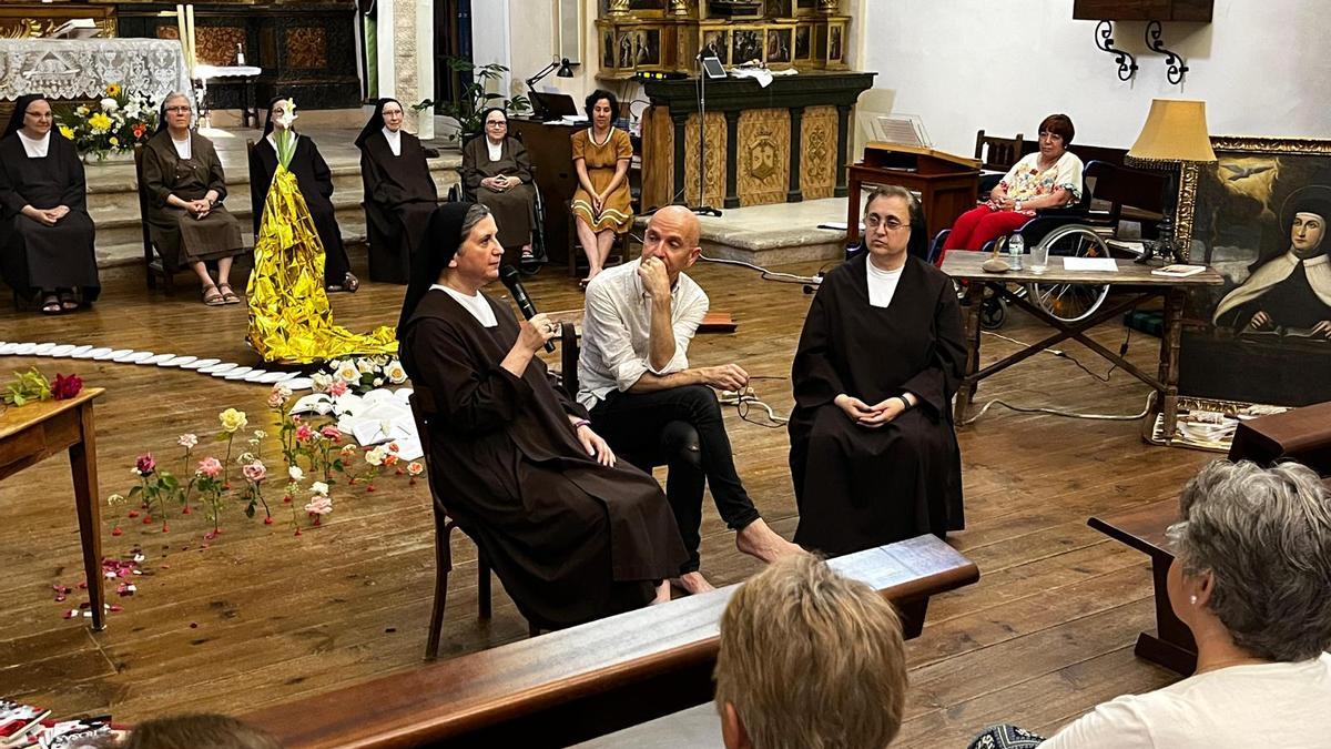 Las religiosas presentan sus libros en la iglesia del convento de San José