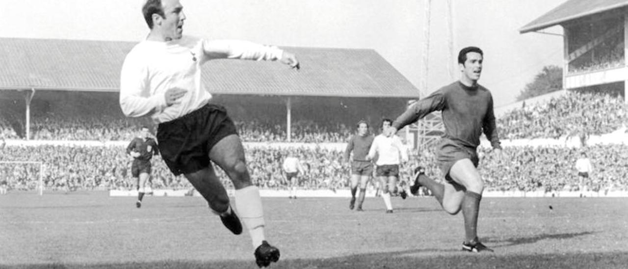 Jimmy Greaves anota un gol durante su etapa en el Tottenham.