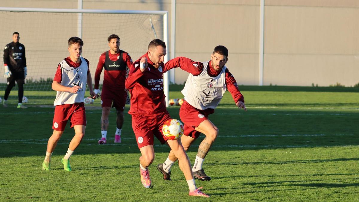 Frodo y Cano disputan un balón en el entrenamiento de este lunes.