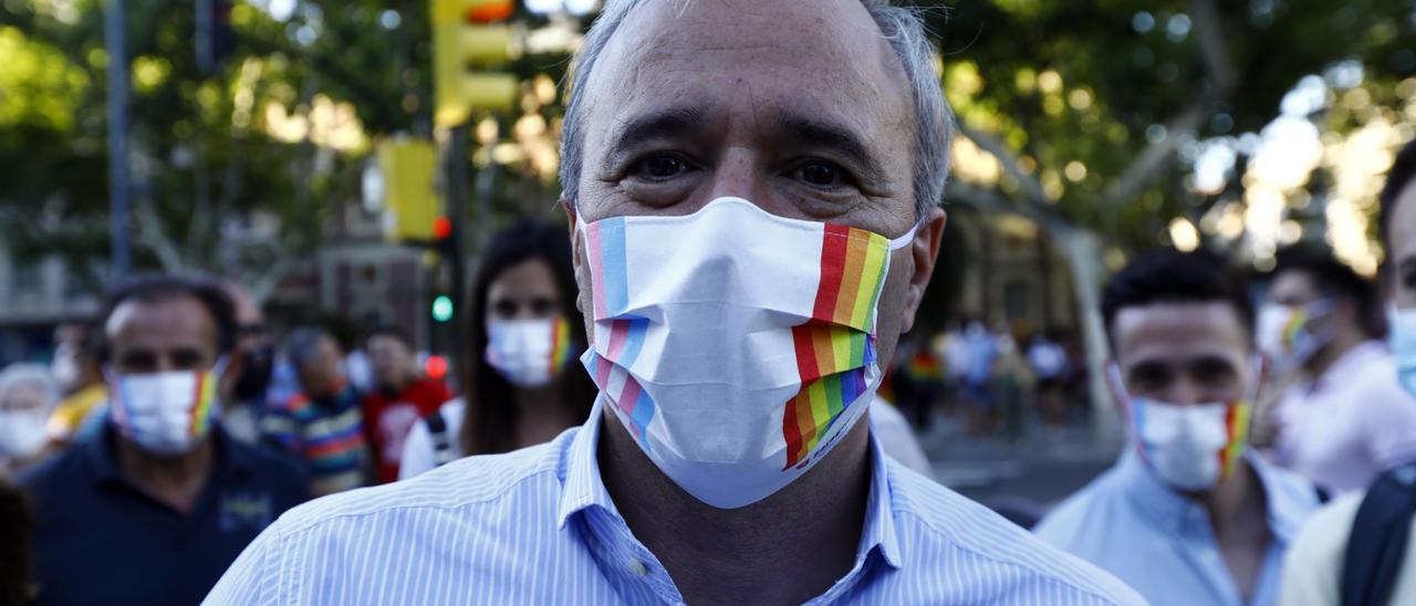 El alcalde Azcón, el año pasado en la marcha del Orgullo con una bandera trans y otra arcoíris en su mascarilla.