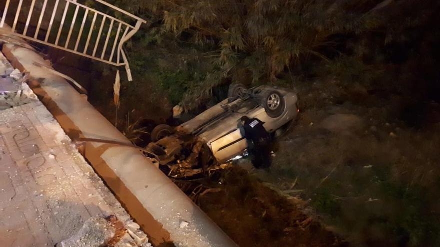 Un coche cae dentro del río Gorgos en Xàbia con dos personas dentro