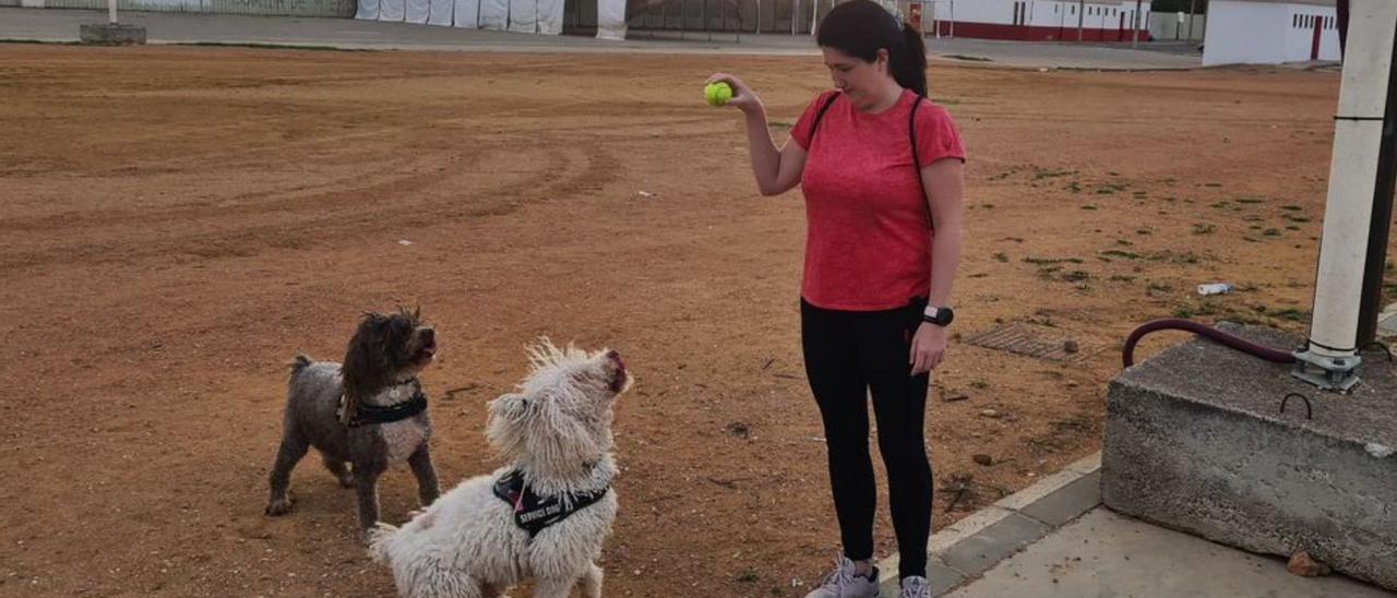 María José Sánchez juega con sus perros.