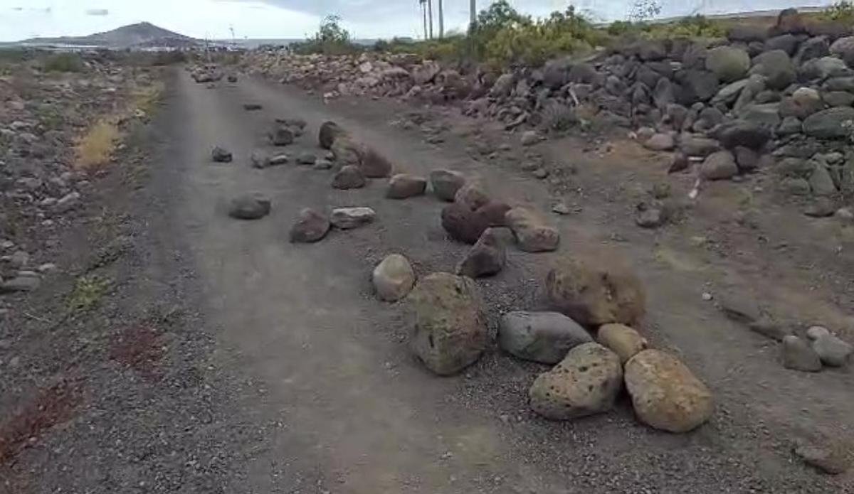 Imagen de una de las pistas obstaculizada por piedras en el Parque Eólico Balcón de Balos, en el término municipal de Agüimes.