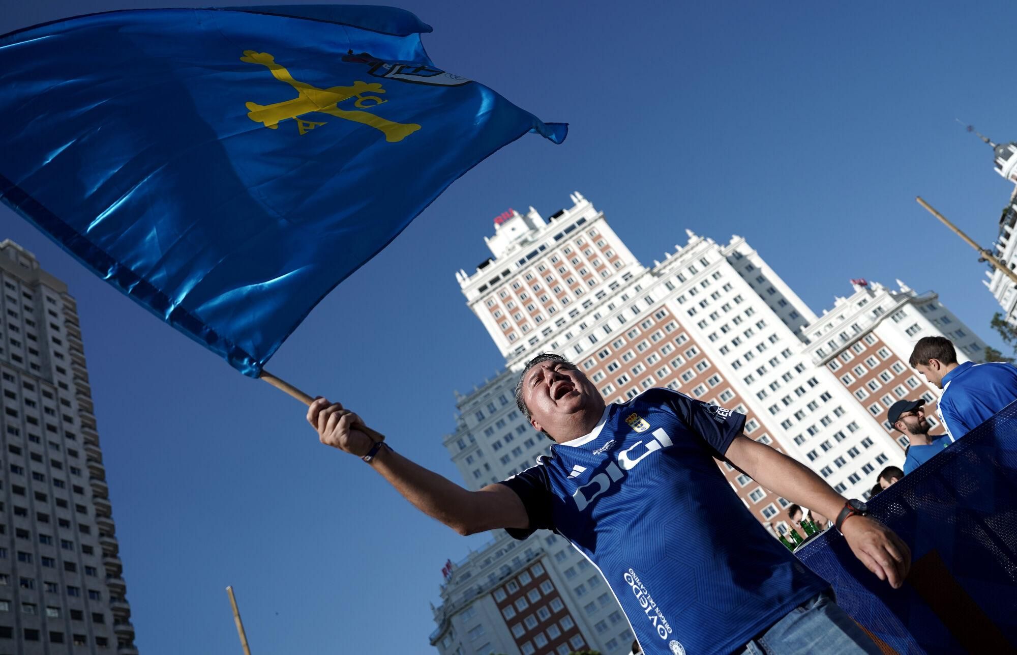 Así fue la fiesta del ascenso del Real Oviedo en Madrid.