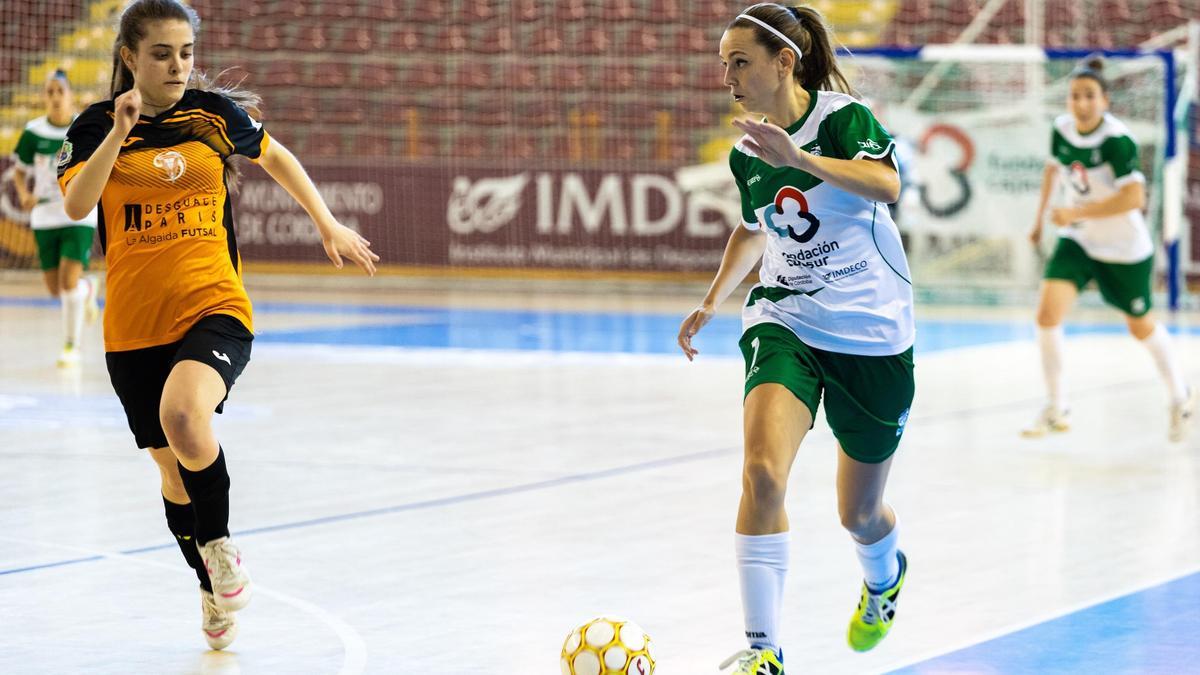 Laura Fernández &#039;Lau&#039; conduce el balón en el enfrentamiento del Cajasur Deportivo Córdoba contra La Algaida.