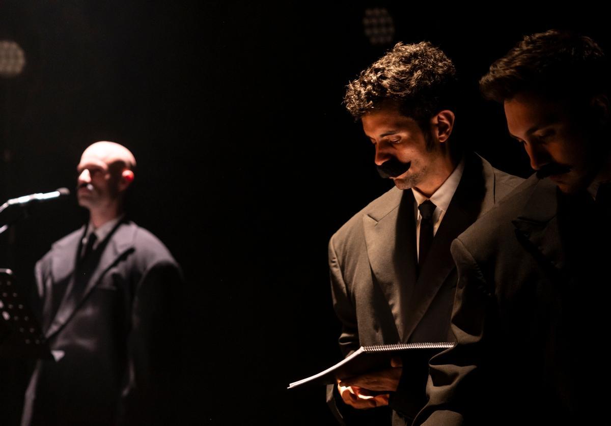 Una escena de la representación de "Cariño malo" de Ministerio de la Belleza, que se articula en un formato de radionovela, y que se estrena en España dentro de la Mostra de Teatro de Cangas.