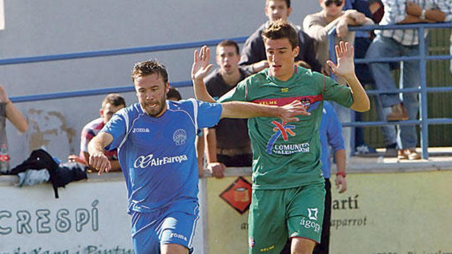 Un jugador del Binissalem controla el balón.