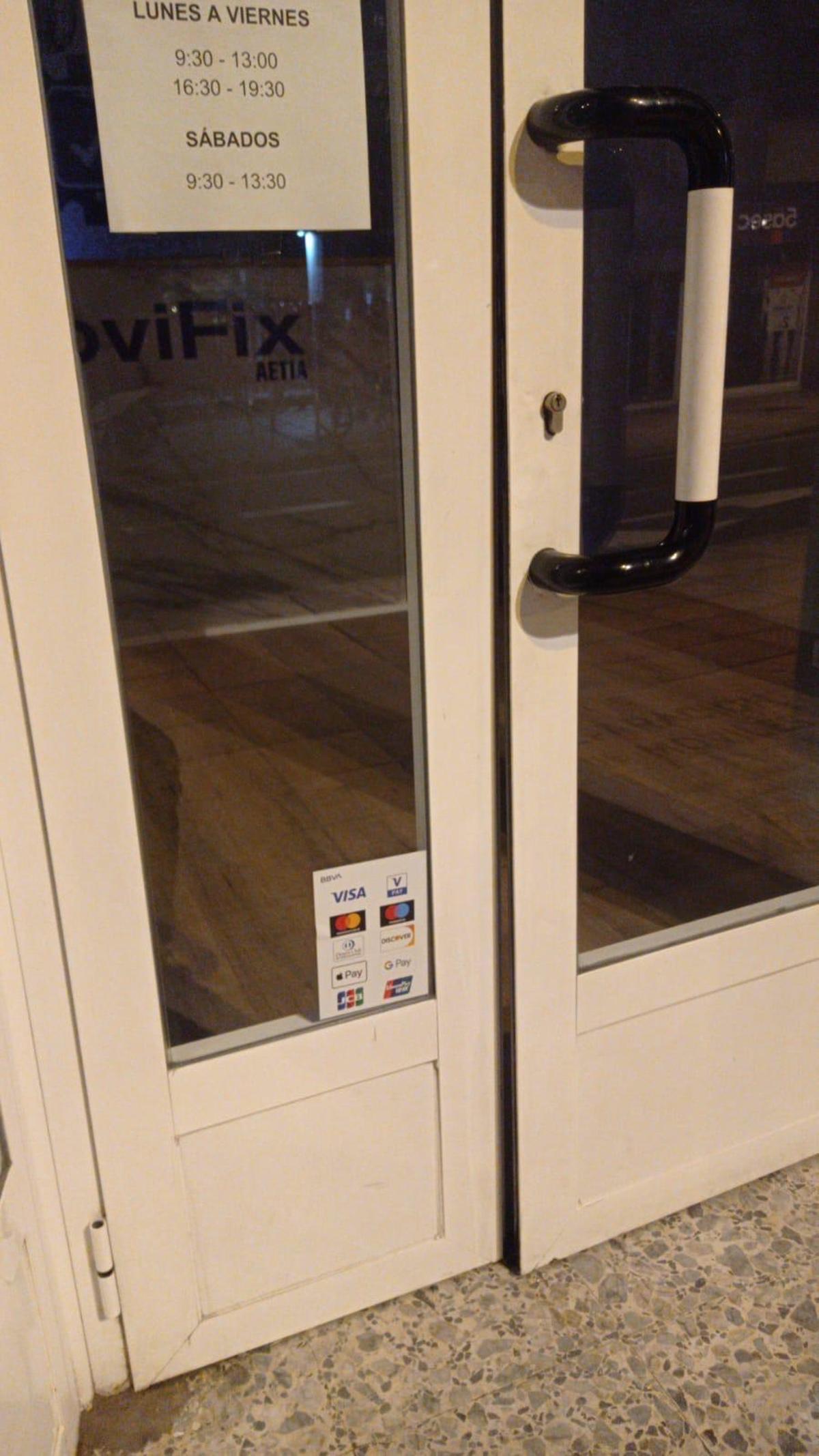 Puerta de la entrada de MoviFix en el paseo de Teruel con claros signos de intento de forcejeo