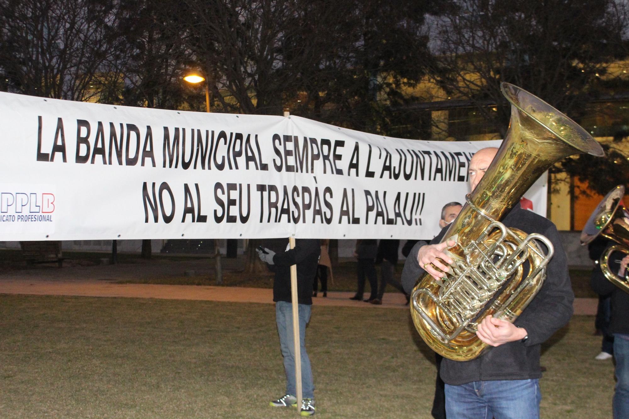 La Banda Municipal llevó su protesta a las puertas de la exaltación de la fallera mayor