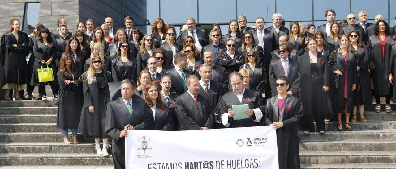 Concentración de los abogados de Gijón. | Marcos León
