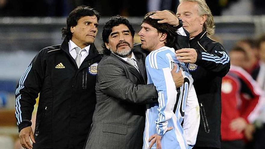 Maradona consuela a Messi tras la eliminación de Argentina.