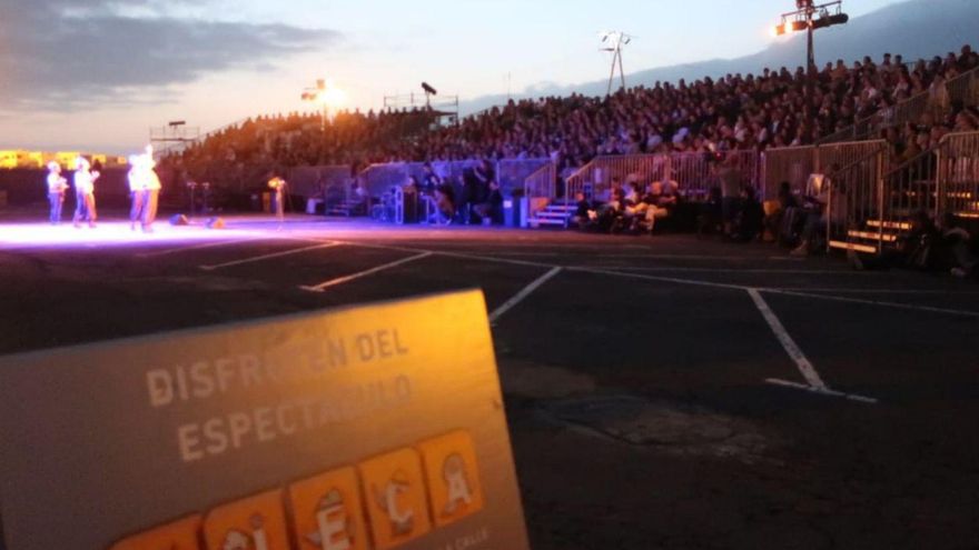 Dos momentos del espectáculo de Abubukaka, anoche, en el Muelle de Puerto de la Cruz.