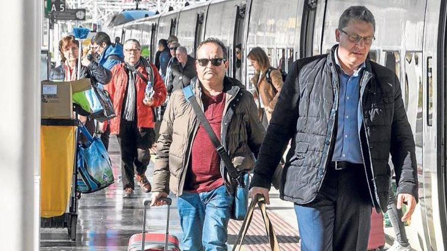 Primeros pasajeros del Euromed tras llegar a Alicante, ayer, utilizando la variante de Vandellós.