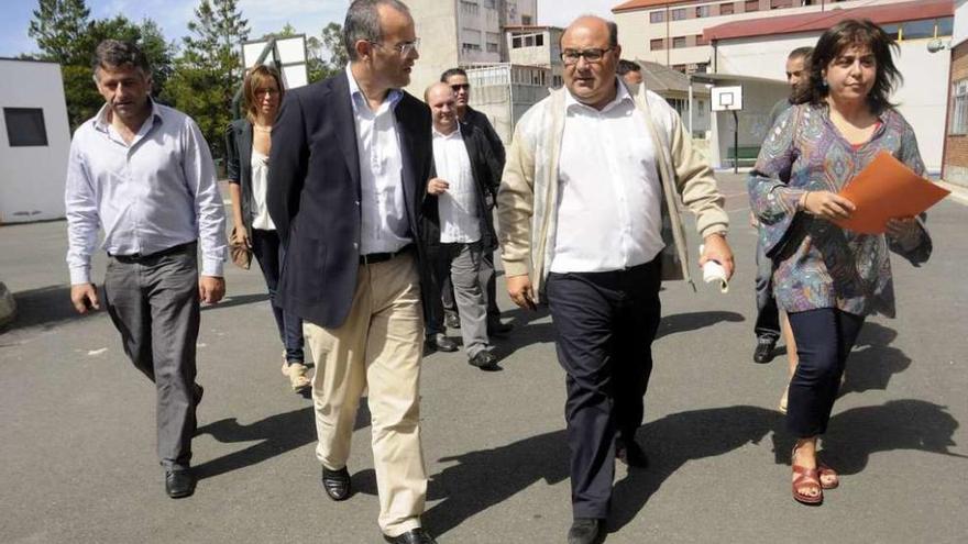 Pérez Ares, 2º por la derecha, junto al anterior conselleiro, en una visita al CEIP de Silleda. // Bernabé/J. Lalín