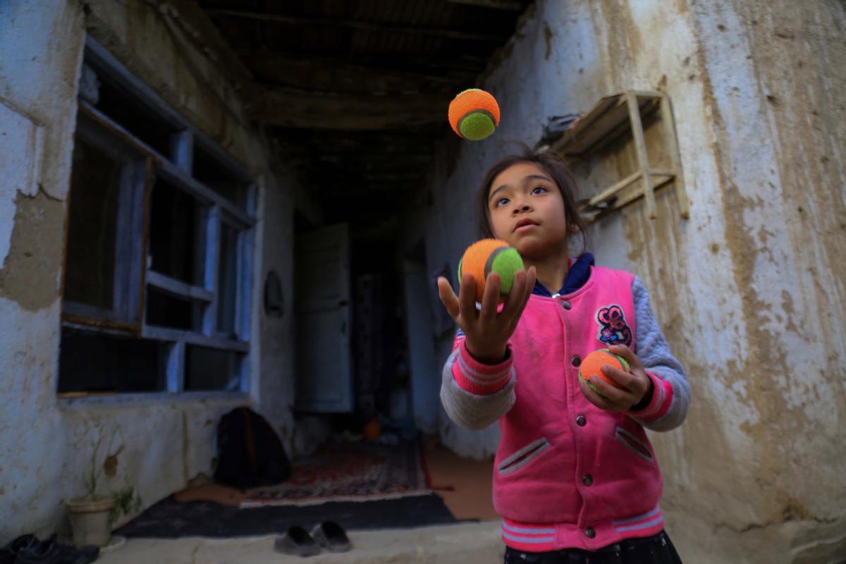 Unas hermanas afganas enseñan el arte del circo a niños en Kabul