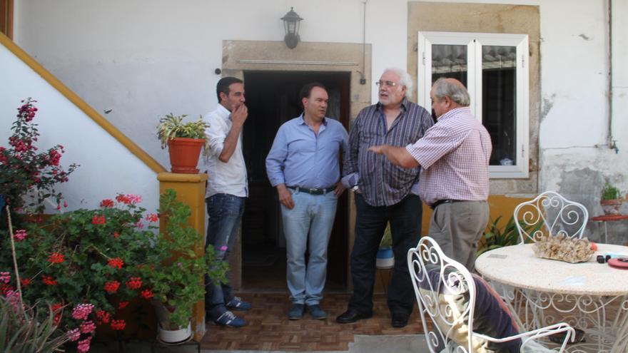 El productor de cine Carlos Vasallo, el segundo por la derecha, en una visita a casa de Juan Orol en Lalín.