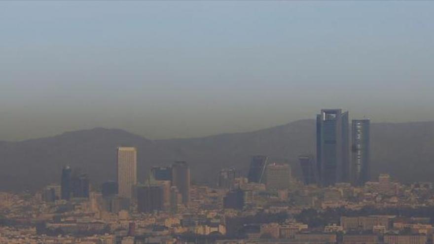 Madrid estudia prohibir la circulación de la mitad de los coches por contaminación