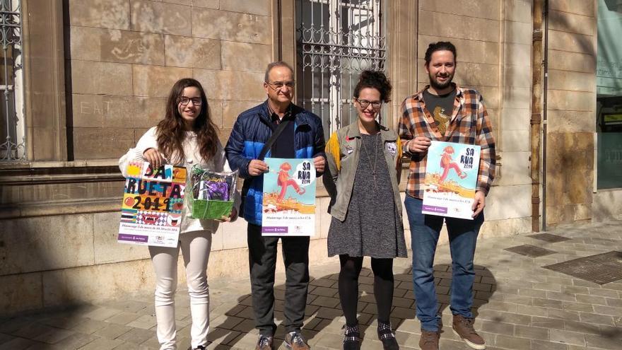 Francesca Martorell, Juan Parra, Eva Frade y Pere Reus posan con los carteles de Sa Rua y Sa Rueta.