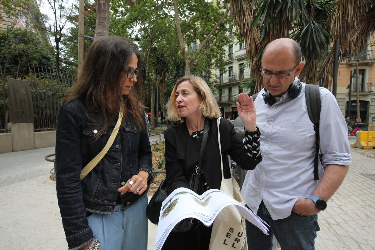 Jana Miró, técnica de Parques y Jardines, Miriam García, arquitecta del proyecto, y Álvaro Melo, ingeniero también del proyecto, repasan los planos del jardín.
