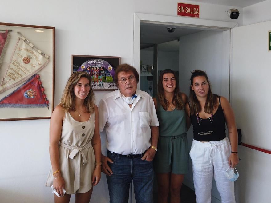 Las jugadoras destaparon y firmaron un cuadro en el que salen ellas levantando la Champions femenina.