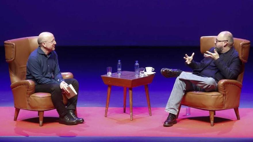 Óscar López y Carlos Ruiz Zafón, ayer, en el escenario del auditorio del Niemeyer.