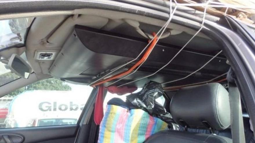 Pillado con sobrecarga, con siete pasajeros y una tele atada en el techo interior del coche