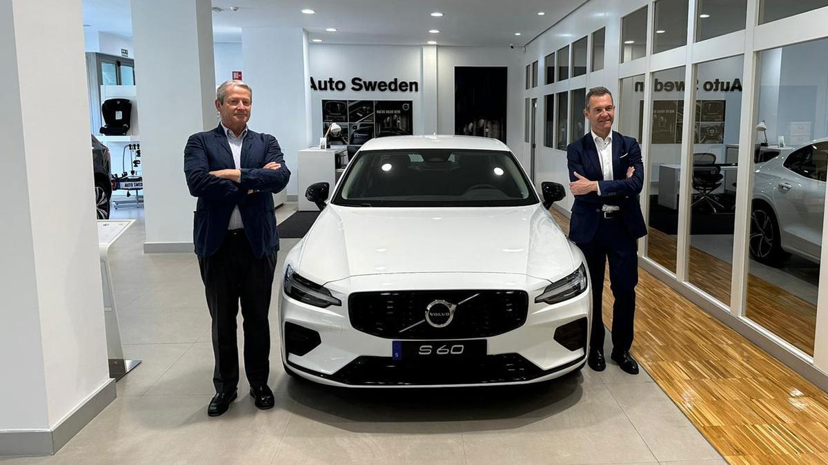 José María Galofré y Saturnino Peña, junto al Volvo S60 en la exposición de Auto Sweden.