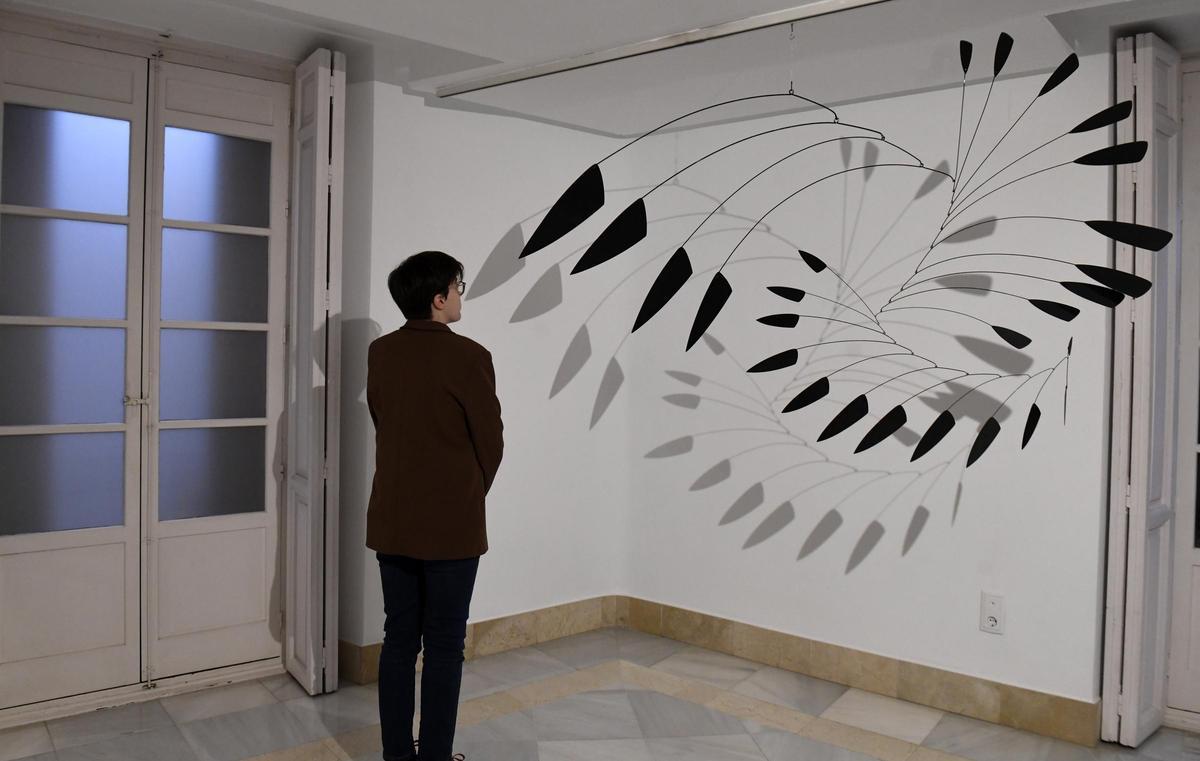 Un de las esculturas móviles de hierro policromado diseñadas por Manuel Marín