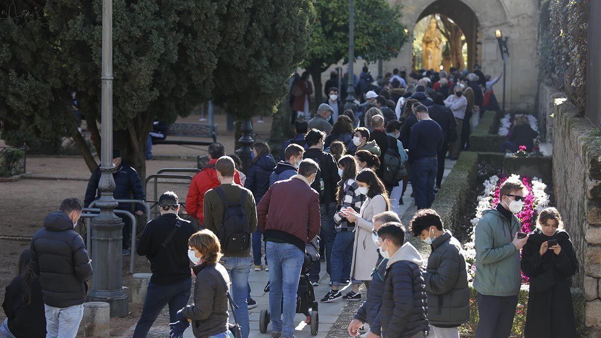 Colas para entrar en el Alcázar.