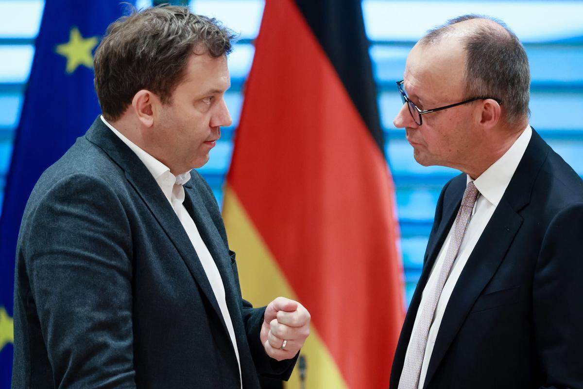 El viceanciller y ministro de Finanzas, Lars Klingbeil, y el canciller alemán, Friedrich Merz, durante una reunión en la cancillería.