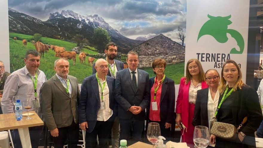 Miembros del Consejo Regulador de Ternera Asturiana, con Marcelino Marcos en el centro, en una feria gastronómica en Madrid. |