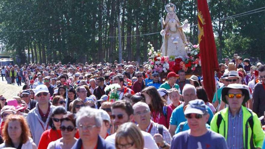 Romeros y la Virgen en la peregrinación del pasado año.