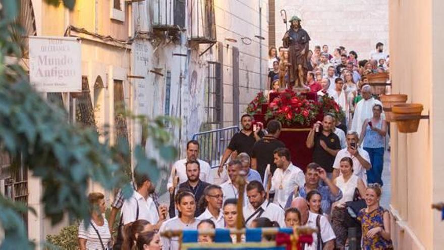 Un instante de la procesión en honor a San Roque, que se inició ayer tras la misa en la ermita. El recorrido por el barrio tuvo también parada en el Ayuntamiento.