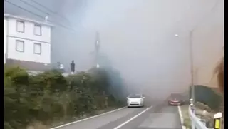 El fuego cerca Ponteceso y obliga a desalojar Corme Aldea