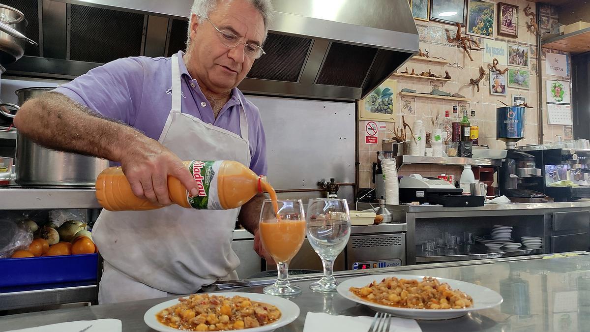 Miguel Baladrón, del Bar Solera, sirviendo su gazpacho