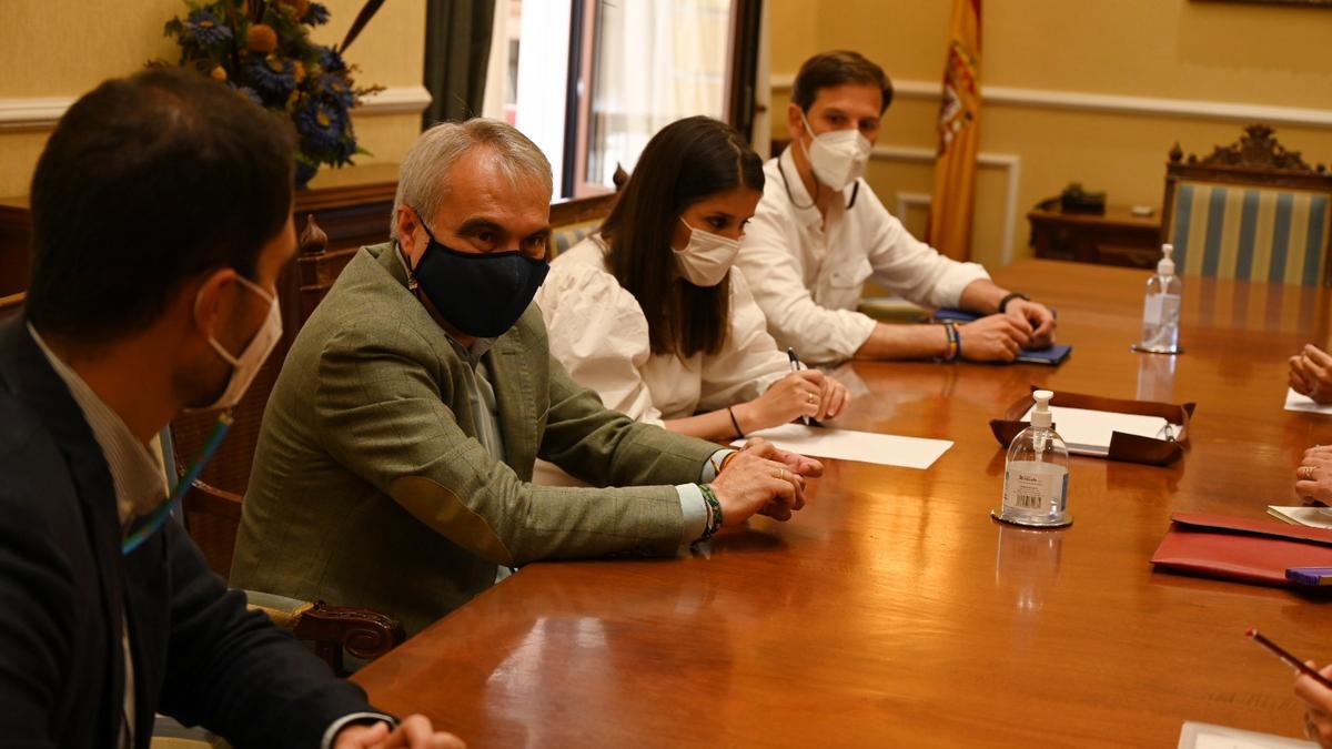 El alcalde y la consejera, ayer, en el Ayuntamiento de Badajoz.