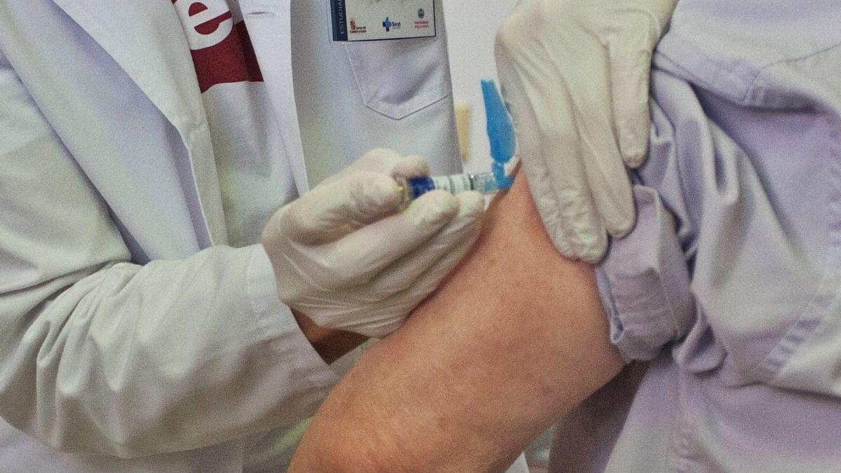 Vacunación contra la gripe en un centro de salud de Zamora. | Javier de la Fuente