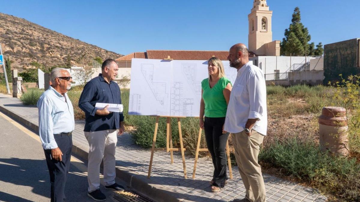 La alcaldesa Noelia Arroyo, acompañada por los concejales de Urbanismo y Vivienda, y un técnico municipal. | AYTO. DE CARTAGENA