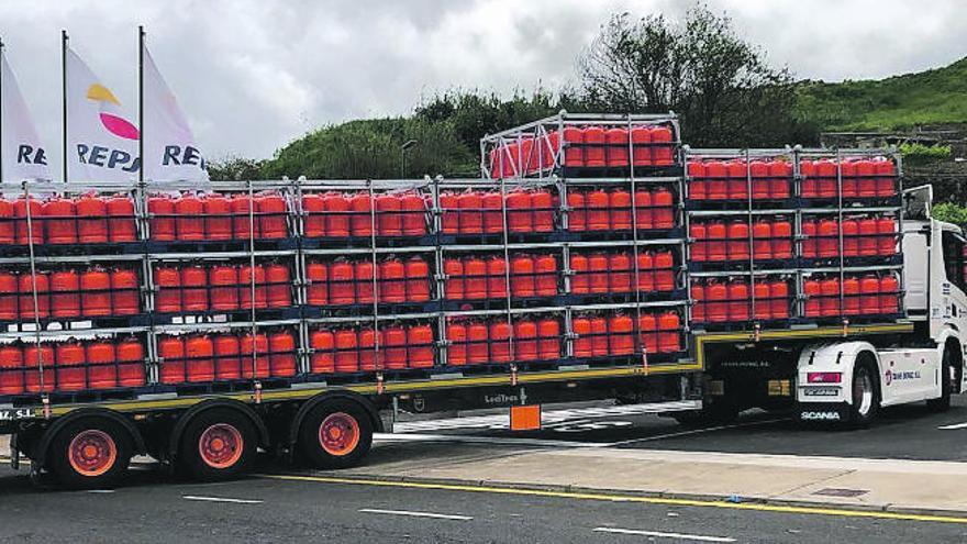 Camión de la empresa canaria de transporte José Antonio Dóniz González SL llegando al almacén que la compañía tiene en Los Realejos.