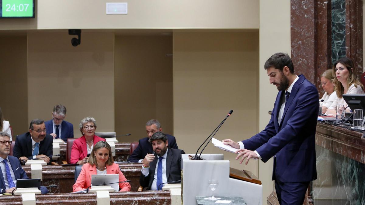 El líder de Vox en la Región, José Ángel Antelo, durante una intervención en la Asamblea con la presencia del presidente murciano, Fernando López Miras.