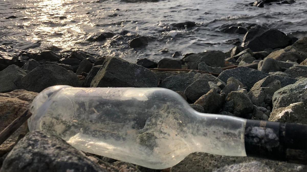 Una botella abandonada en la isla de Tabarca