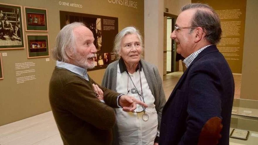 El hijo y la viuda del arquitecto, Juan de la Sota y Sara Ríus, conversan con Rafael López Torre, que encabezó la visita guiada. // Rafa Vázquez