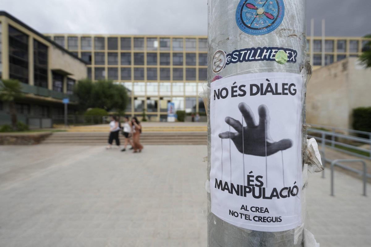Cartel contra CREA, en el campus de la UB, el pasado verano.