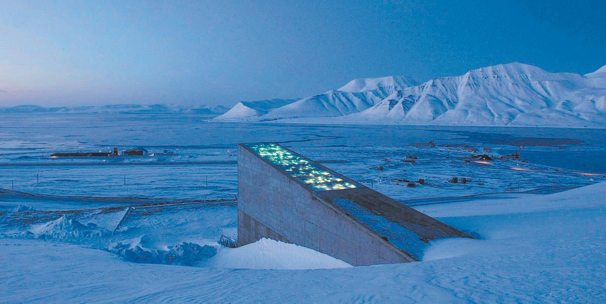 La bóveda de semillas de Svalbard, con su pantalla de fibra óptica sobre la entrada.  Mari Tefre Crop Trust PA. ARTICO. CSIC. SEMILLAS DE 100 ESPECIES ESPAÑOLAS. BARCO MUNDIAL PARA LAS PLANTAS