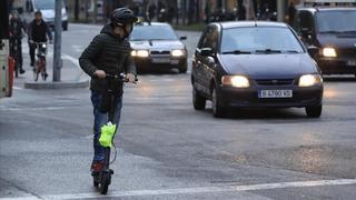 Muere el conductor de un patinete eléctrico al chocar contra un coche en Córdoba