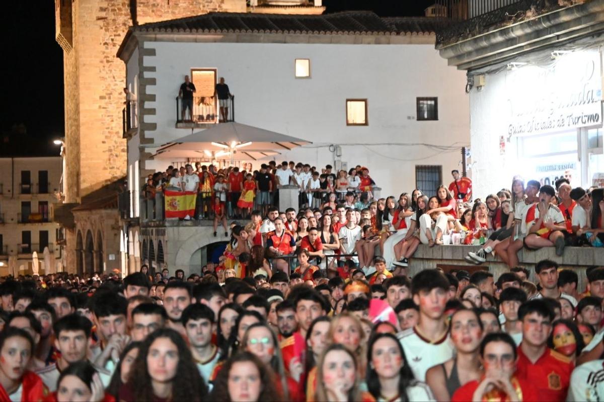 Fotogalería | Así se vive la final del Mundial 2026 en la Plaza Mayor de Cáceres Fotogalería | Así se vive la final del Mundial 2026 en la Plaza Mayor de Cáceres