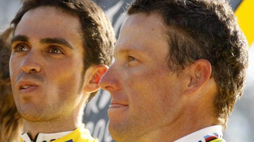 Alberto Contador, junto a su compañero de equipo y rival en la carretera, Lance Armstrong.