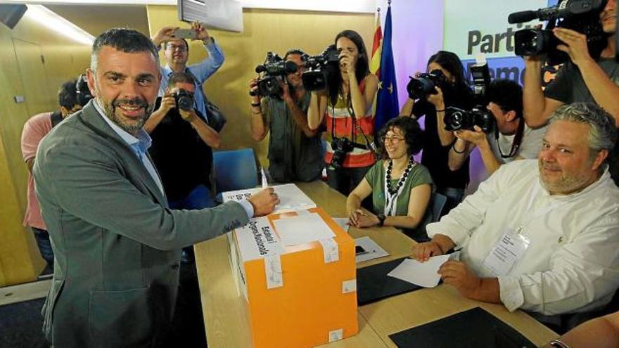 El conseller de Cultura, Santi Vila, ahir, votant en les eleccions internes del PDC