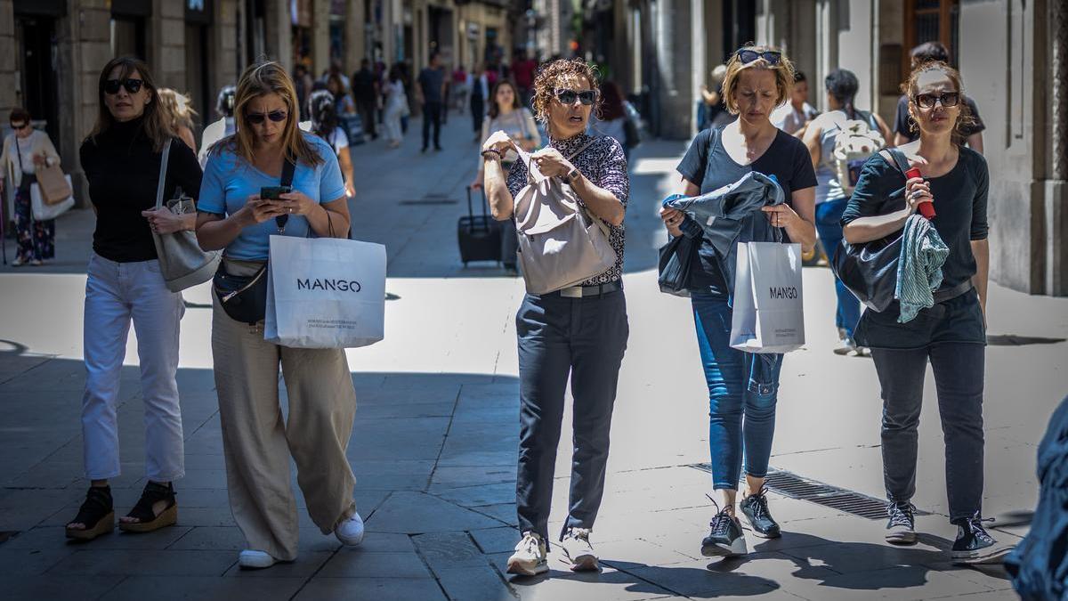 Un grupo de mujeres de compras este mayo, en Barcelona.